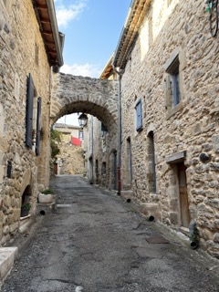 Extérieur de la maison en pierre à Coux, Ardèche